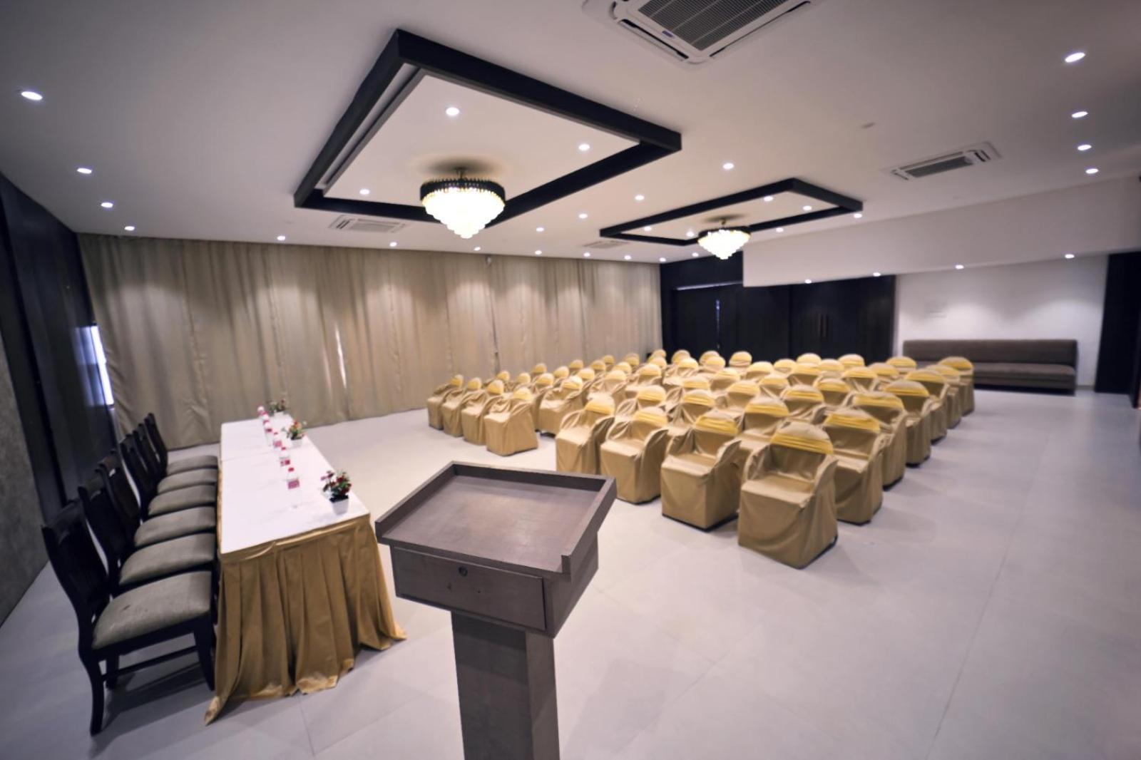 Hotel Prag Continental Guwahati Exterior foto