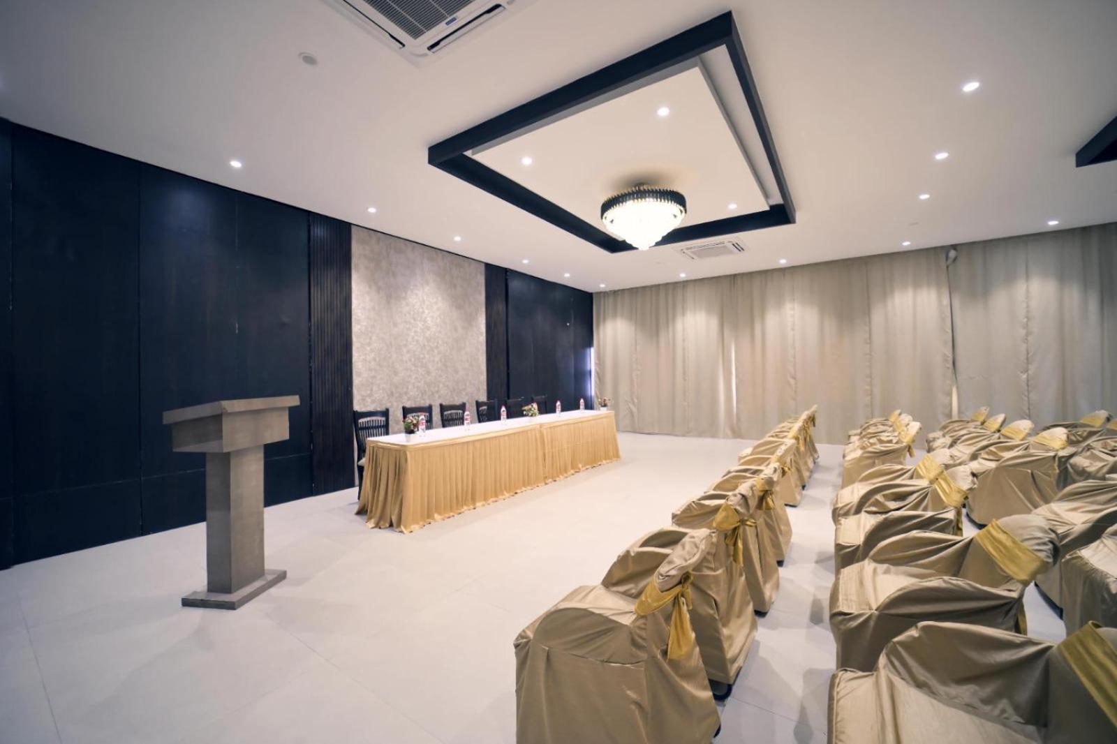 Hotel Prag Continental Guwahati Exterior foto